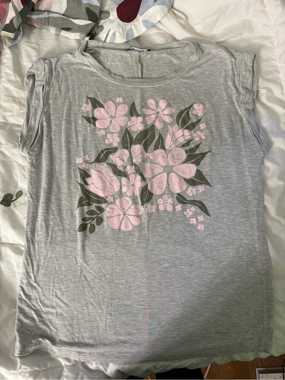 Stitch Fix Pink Clover Women’s Gray Floral Print Tee with Pink Accents